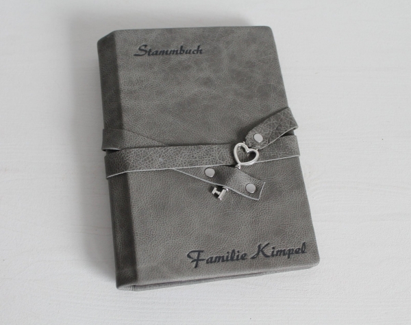 Stammbuch Schlüssel "Herz" aus grauem Nappaleder